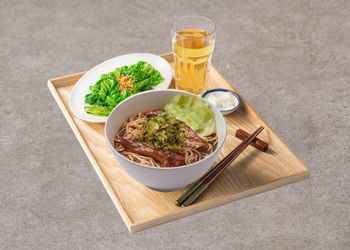2.老罈酸菜半筋半肉經典餐-飲品套餐(內用)