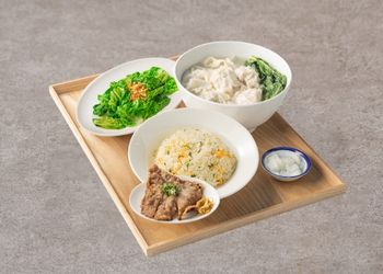 16.排骨炒飯經典餐-雞湯抄手套餐