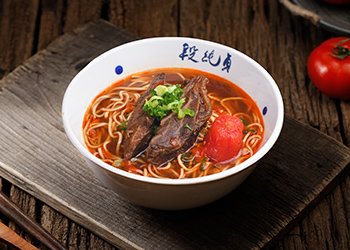 燉蕃茄風味：條狀肉牛肉麵(2條肉)