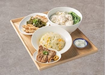 16. 排骨炒飯經典餐 (雞湯抄手套餐)