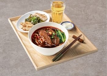6. 麻辣蒜味牛肉麵經典餐