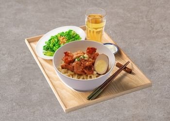 17. 蒜香雞乾拌麵 (飲品套餐)