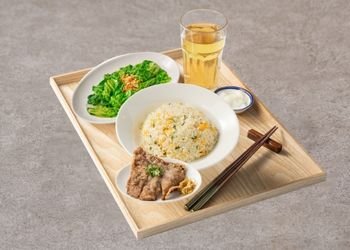 16. 排骨炒飯經典餐 (飲品套餐)
