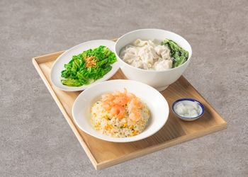 15.蝦仁炒飯經典餐-雞湯抄手套餐