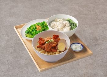 17.蒜香雞乾拌麵經典餐-雞湯抄手套餐(內用_壁櫃)